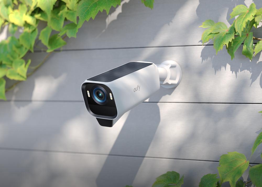 Weiße eufyCam S3 Pro mit integriertem Solarpanel im Außenbereich