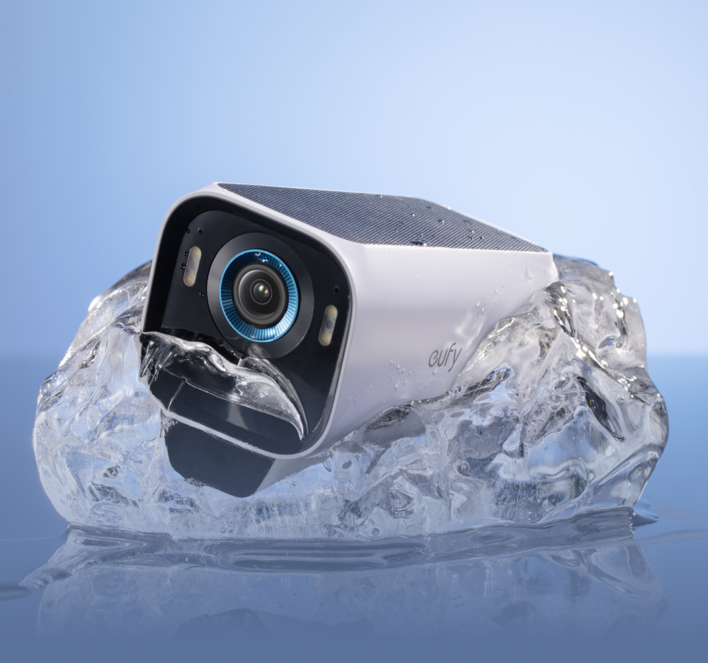 Weiße eufyCam S3 Pro im winterlichen Außenbereich