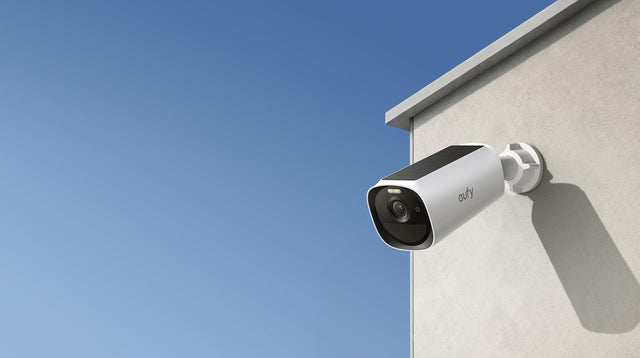 Weiße eufyCam E40 mit integriertem Solarpanel an einer Hauswand montiert