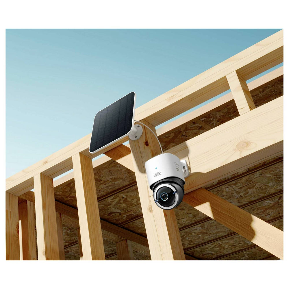 eufy 4G LTE Cam S330 mit Solarpanel an einer offenen Dachkonstruktion