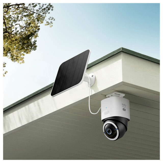 eufy 4G LTE Cam S330 mit Solarpanel unter einem Dachvorsprung