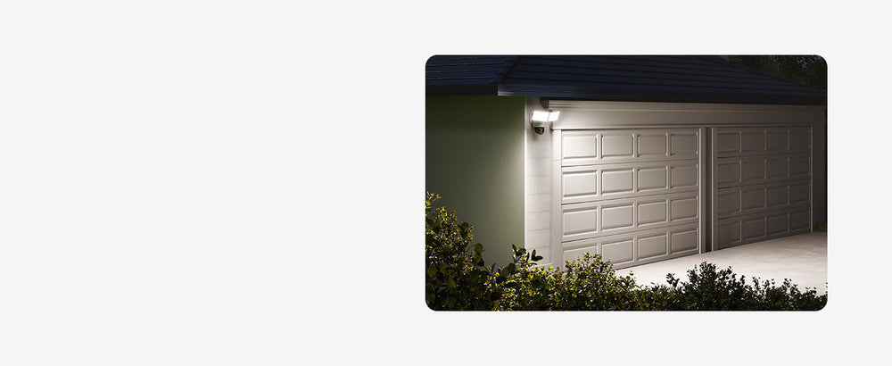 eufy Floodlight Cam E340 an einer Garage bei Nacht
