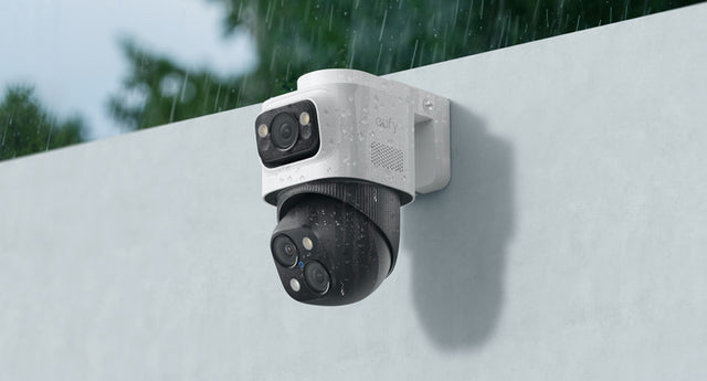 S4 Bullet-PTZ-Kamera an einer Außenwand bei Regen