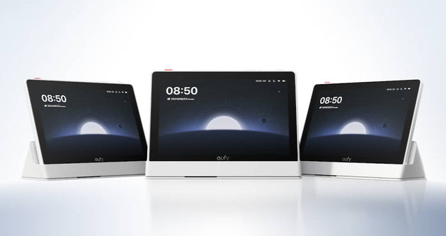 Drei eufy Smart Display E10 auf Ladestationen