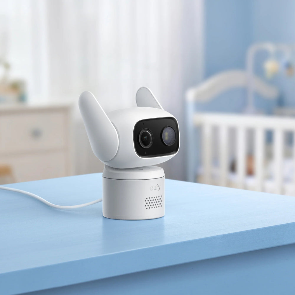 Weiße eufyCam C31 auf einem Tisch im Innenraum mit USB-C-Kabel