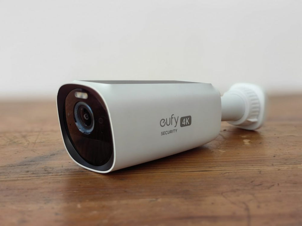 Seitliche Detailansicht der eufyCam S330 mit Kameraobjektiv und Wandhalterung