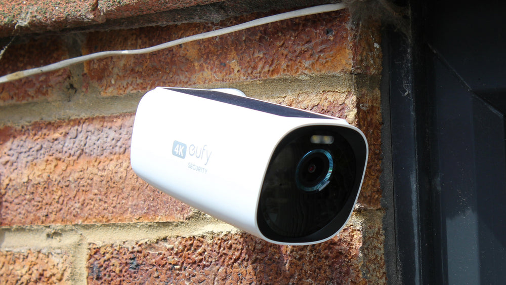 EufyCam S330 seitlich an einer Ziegelwand montiert