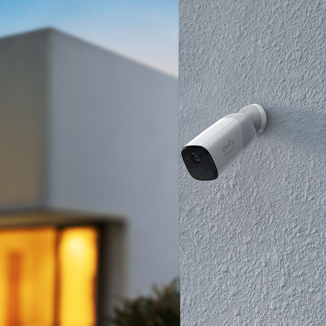eufyCam 2 Pro im Außenbereich bei Dämmerung