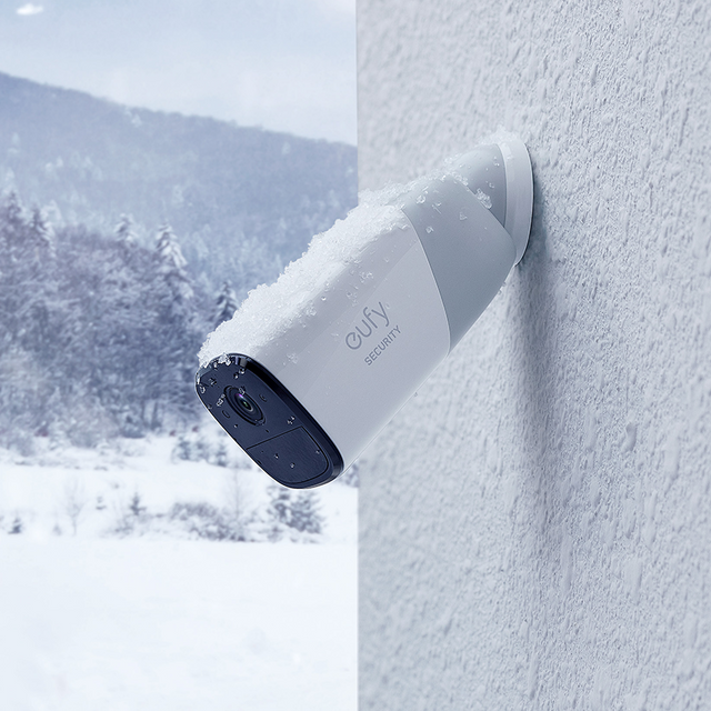 eufyCam 2 Pro an einer Außenwand bei winterlichen Bedingungen