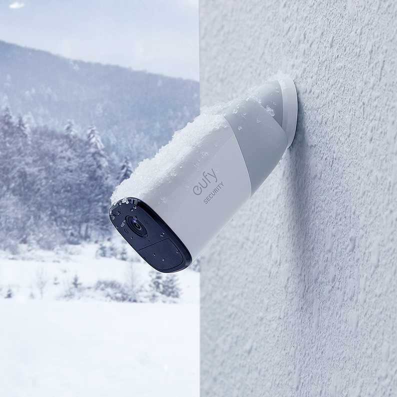 eufyCam 2 Pro an einer Außenwand bei winterlichen Bedingungen