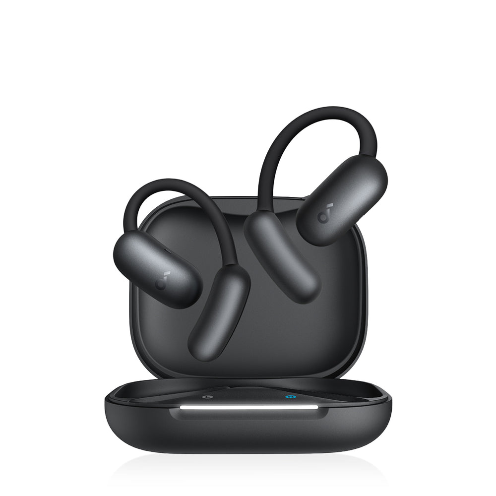 Person trägt schwarze soundcore AeroFit 2 Open-Ear-Kopfhörer